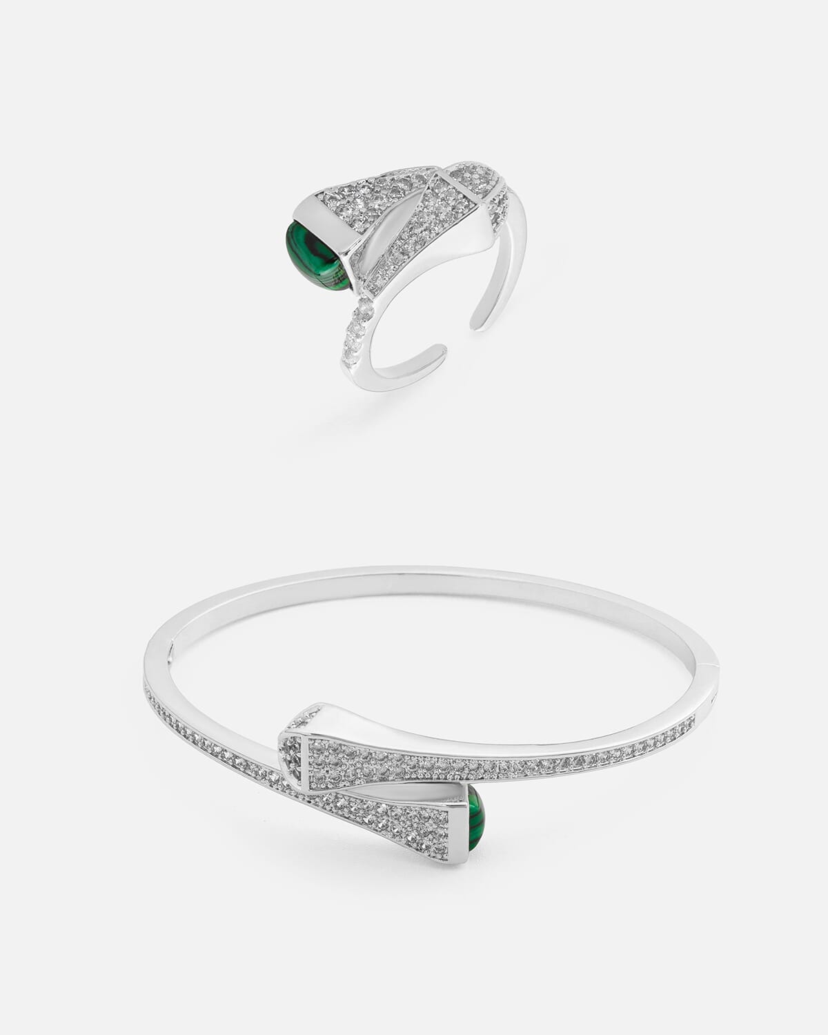 ‎ طقم نسائي مميز بلون فضي